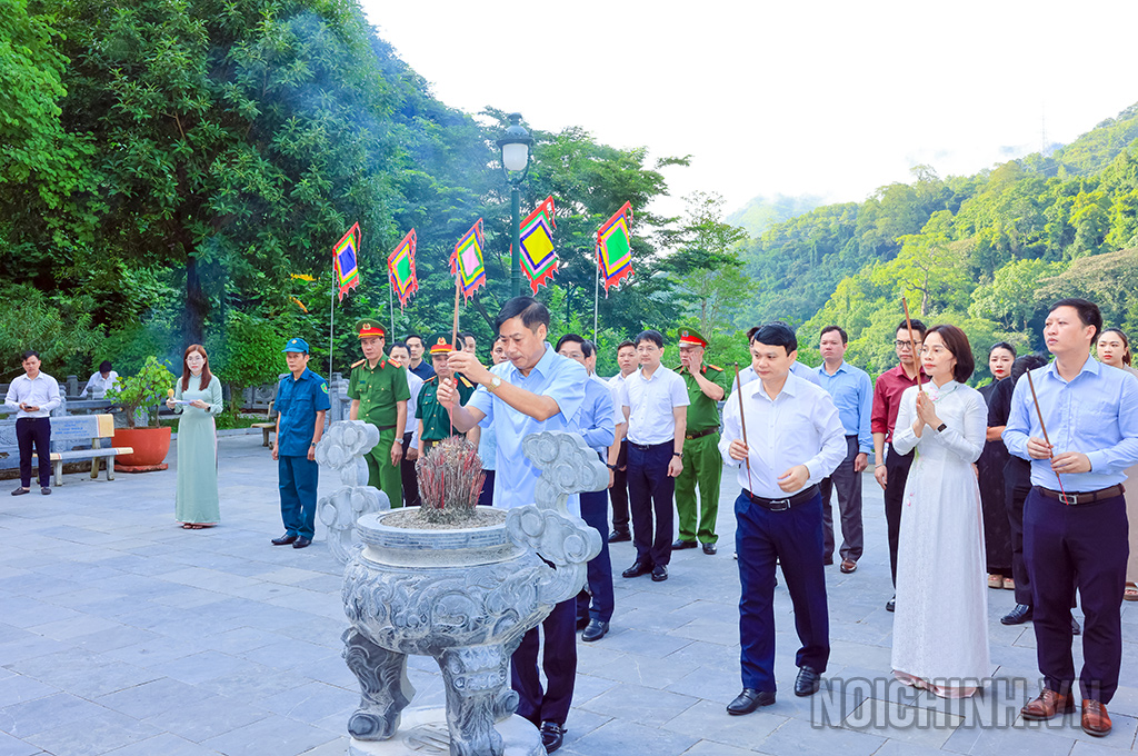 Đồng chí Nguyễn Hữu Đông, Ủy viên Trung ương Đảng, Phó Trưởng Ban Nội chính Trung ương và Đoàn công tác dâng hương tại Đền thờ