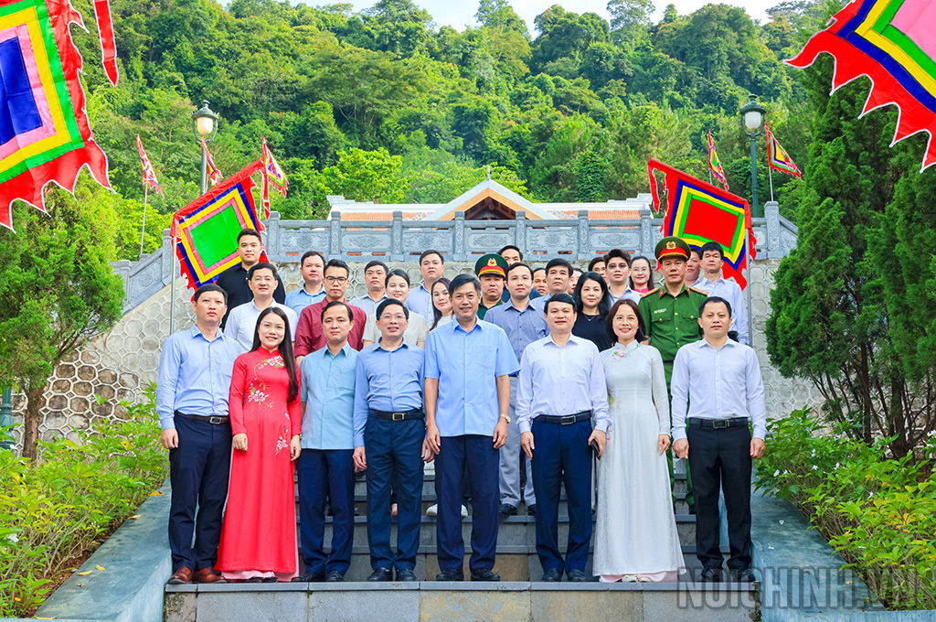 Đồng chí Nguyễn Hữu Đông, Ủy viên Trung ương Đảng, Phó Trưởng Ban Nội chính Trung ương; đồng chí Đặng Văn Dũng, Phó Trưởng Ban, Bí thư Đảng ủy cơ quan Ban Nội chính Trung ương và đại diện địa phương chụp ảnh lưu niệm