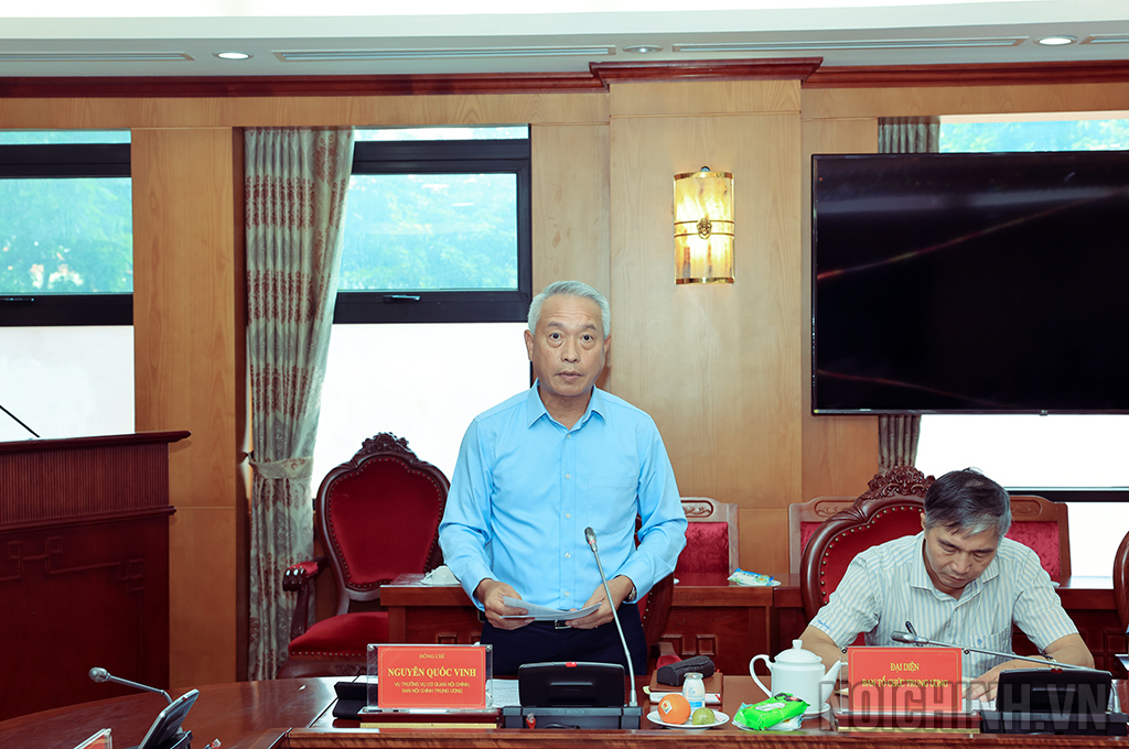 Đồng chí Nguyễn Quốc Vinh, Vụ trưởng Vụ Cơ quan nội chính, Ban Nội chính Trung ương trình bày báo cáo tại Hội nghị (ảnh Đặng Phước)