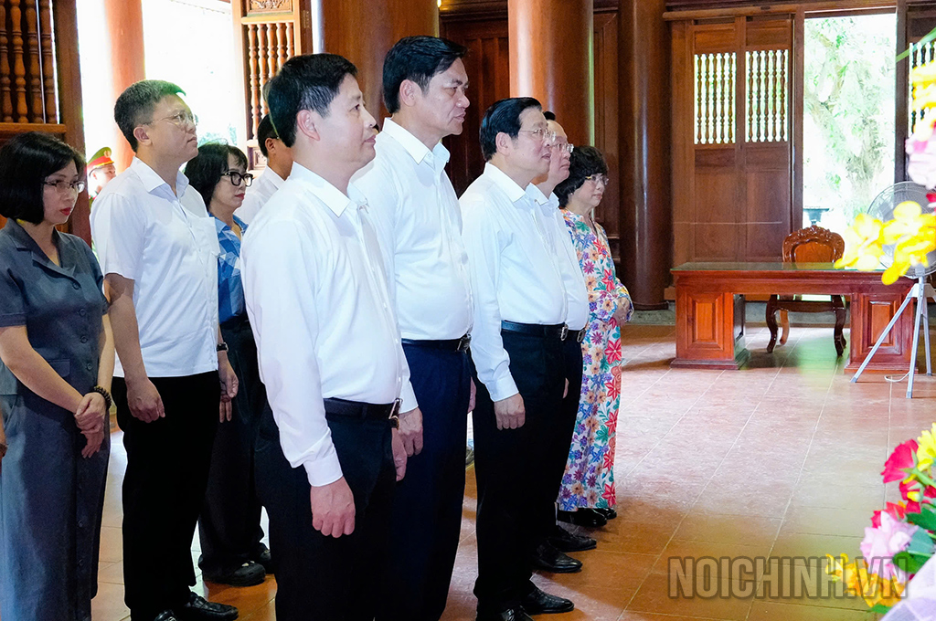 Đồng chí Phan Đình Trạc, Ủy viên Bộ Chính trị, Bí thư Trung ương Đảng, Trưởng Ban Nội chính Trung ương cùng Đoàn đại biểu dâng hoa, dâng hương tưởng niệm Chủ tịch Hồ Chí Minh tại Khu Di tích Quốc gia đặc biệt Kim Liên