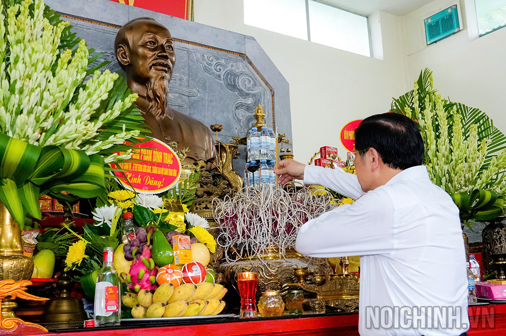 Đồng chí Phan Đình Trạc, Ủy viên Bộ Chính trị, Bí thư Trung ương Đảng, Trưởng Ban Nội chính Trung ương cùng Đoàn đại biểu dâng hoa, dâng hương tưởng niệm Chủ tịch Hồ Chí Minh và các Anh hùng liệt sĩ tại Nghĩa trang Liệt sĩ quốc tế Đô Lương