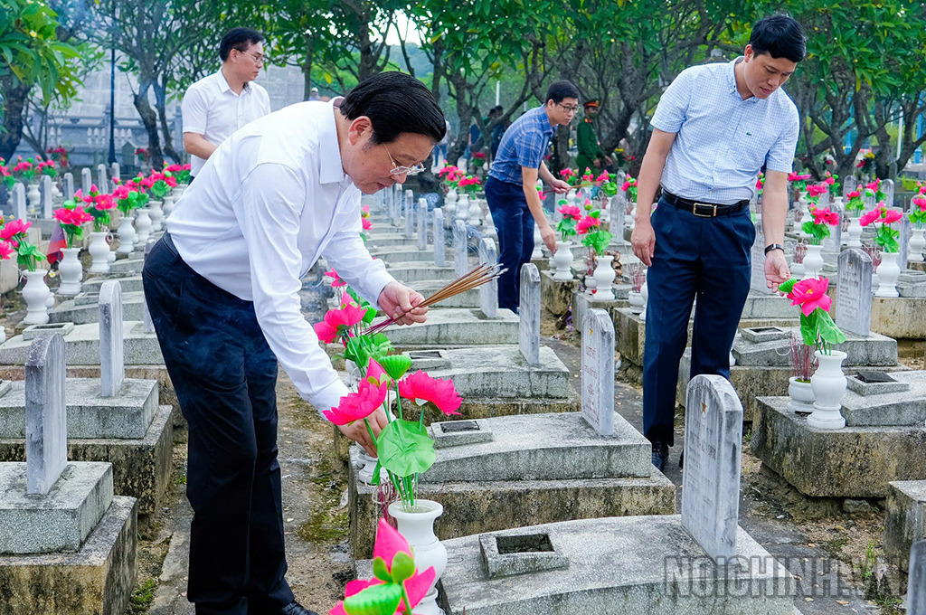 Đồng chí Phan Đình Trạc, Ủy viên Bộ Chính trị, Bí thư Trung ương Đảng, Trưởng Ban Nội chính Trung ương cùng Đoàn đại biểu dâng hương tại các phần mộ liệt sĩ