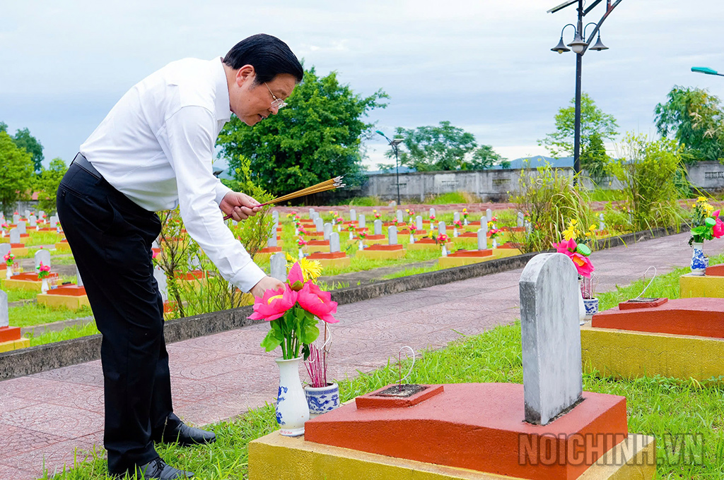 Đồng chí Phan Đình Trạc, Ủy viên Bộ Chính trị, Bí thư Trung ương Đảng, Trưởng Ban Nội chính Trung ương dâng hương tại các phần mộ liệt sĩ