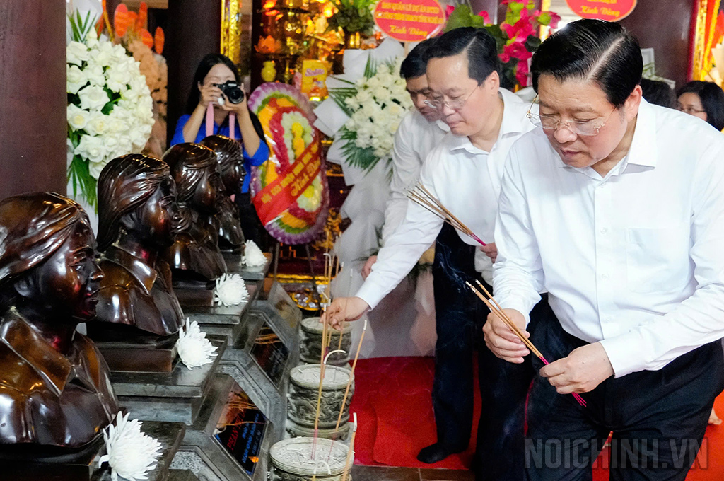 Đồng chí Phan Đình Trạc, Ủy viên Bộ Chính trị, Bí thư Trung ương Đảng, Trưởng Ban Nội chính Trung ương dâng hương tưởng niệm trước mộ tập thể 13 Anh hùng liệt sĩ Đại đội 317 Thanh niên xung phong