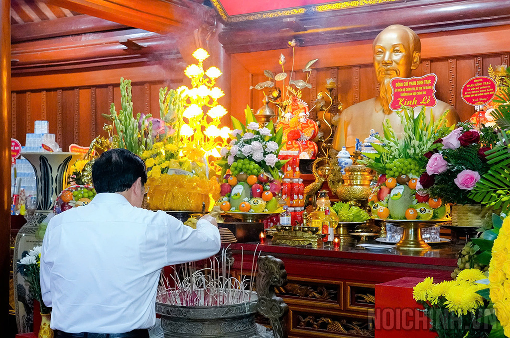 Đồng chí Phan Đình Trạc, Ủy viên Bộ Chính trị, Bí thư Trung ương Đảng, Trưởng Ban Nội chính Trung ương cùng Đoàn đại biểu dâng hương tưởng niệm Chủ tịch Hồ Chí Minh tại Nghĩa trang Liệt sĩ Quốc tế Việt - Lào