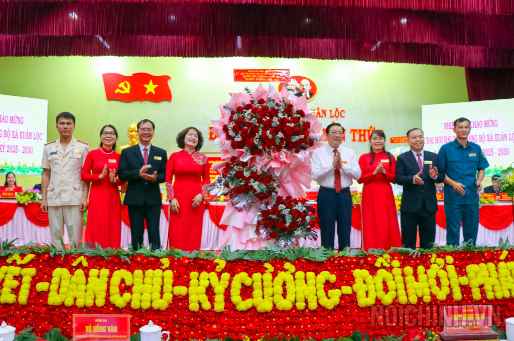 Đồng chí Phan Đình Trạc, Ủy viên Bộ Chính trị, Bí thư Trung ương Đảng, Trưởng Ban Nội chính Trung ương tặng Hoa chúc mừng Đại hội