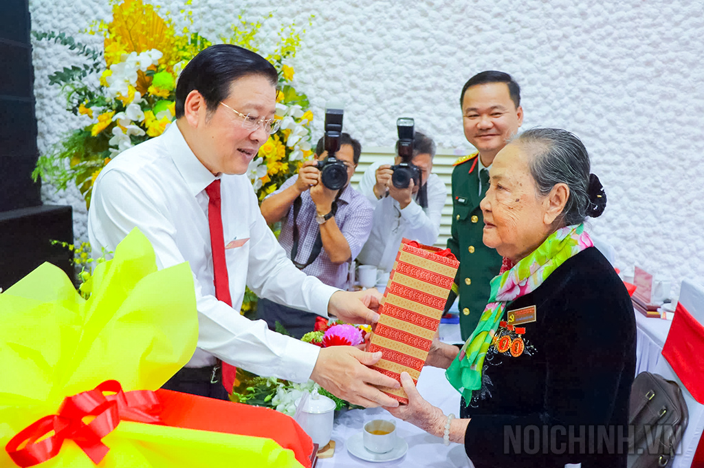 Đồng chí Phan Đình Trạc, Ủy viên Bộ Chính trị, Bí thư Trung ương Đảng, Trưởng Ban Nội chính Trung ương gặp gỡ đại biểu tham dự Đại hội