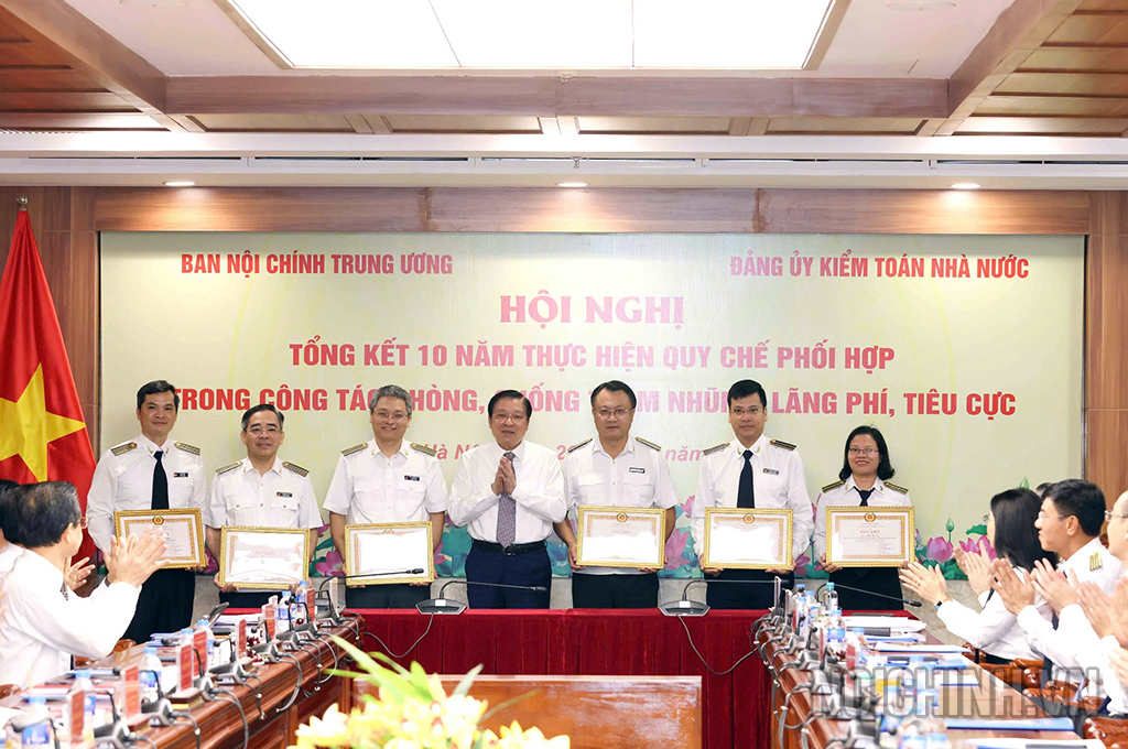 Đồng chí Phan Đình Trạc, Ủy viên Bộ Chính trị, Bí thư Trung ương Đảng, Trưởng Ban Nội chính Trung ương tặng Bằng khen cho 2 tập thể và 5 cá nhân của Kiểm toán Nhà nước có thành tích xuất sắc trong công tác phối hợp