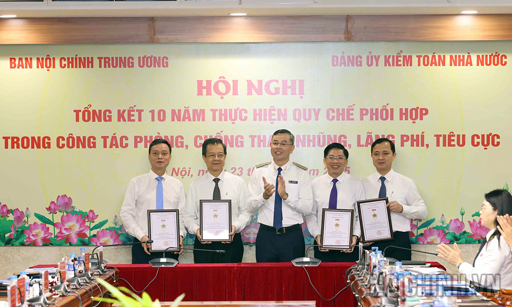 Đồng chí Ngô Văn Tuấn, Ủy viên Trung ương Đảng, Bí thư Đảng ủy, Tổng Kiểm toán Nhà nước tặng Kỷ niệm chương “Vì sự nghiệp Kiểm toán nhà nước” cho các cá nhân Ban Nội chính Trung ương