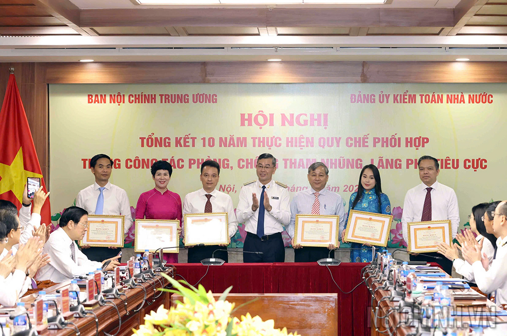 Đồng chí Ngô Văn Tuấn, Ủy viên Trung ương Đảng, Bí thư Đảng ủy, Tổng Kiểm toán Nhà nước tặng Bằng khen cho 3 tập thể và 4 cá nhân Ban Nội chính Trung ương có thành tích xuất sắc trong công tác phối hợp 