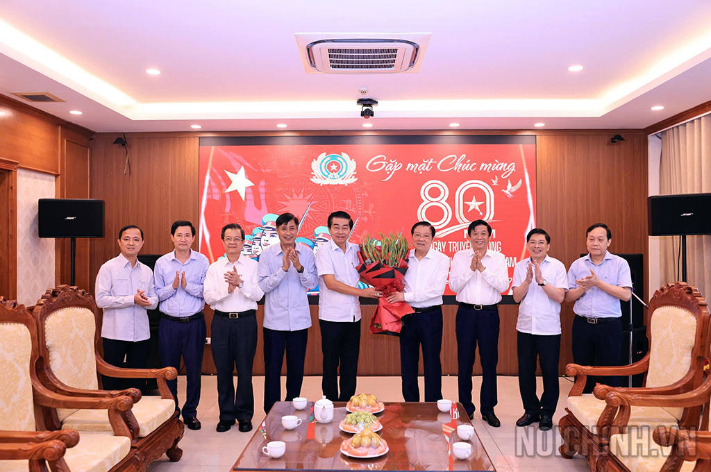 Đồng chí Võ Văn Dũng, Ủy viên Trung ương Đảng, Phó Trưởng ban Thường trực Ban Nội chính Trung ương tặng hoa chúc mừng 