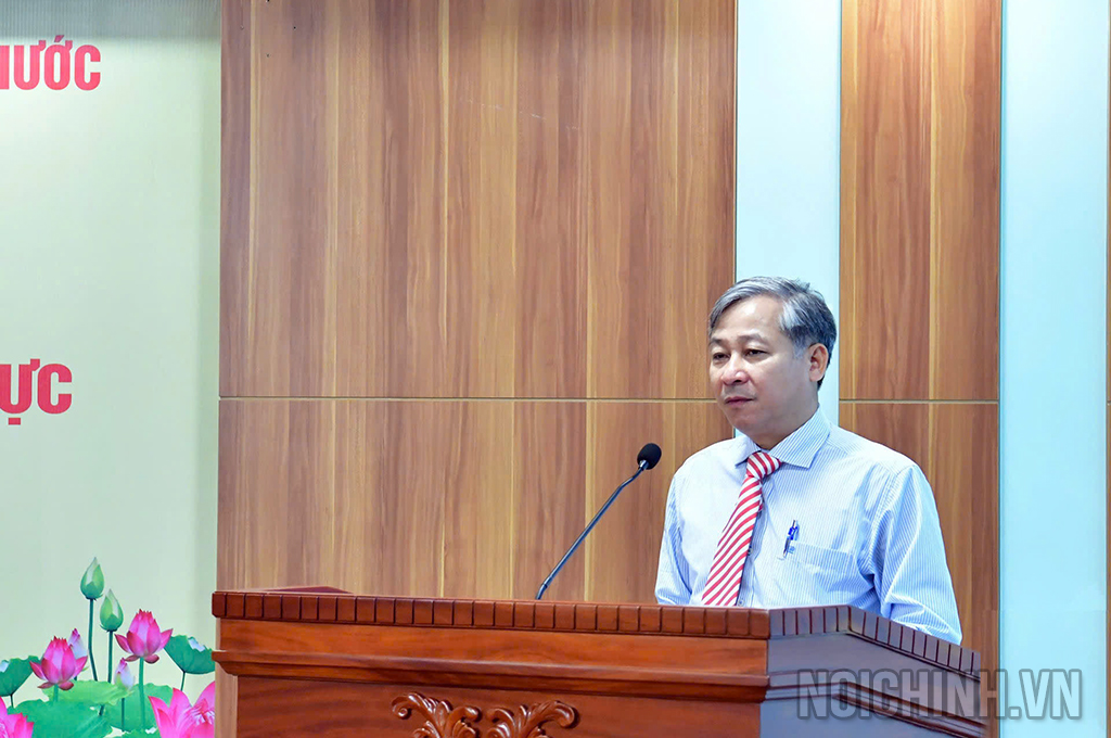 Đồng chí Nguyễn Cảnh Lam, Vụ trưởng Vụ Theo dõi công tác phòng, chống tham nhũng, lãng phí, tiêu cực, Ban Nội chính Trung ương trình bày báo cáo tại Hội nghị