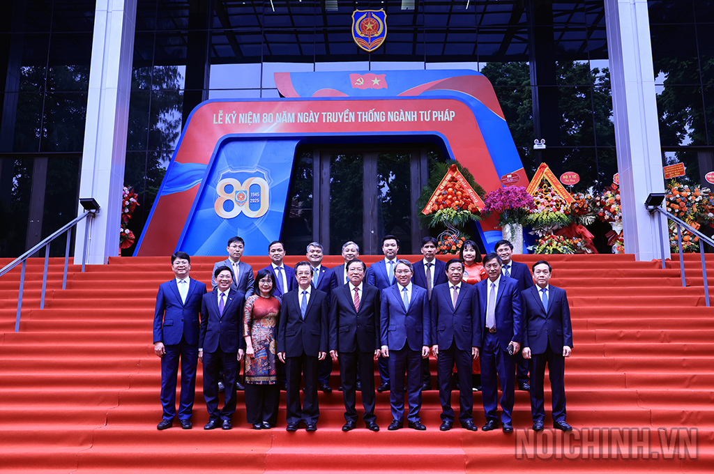 Các đồng chí lãnh đạo chụp ảnh lưu niệm