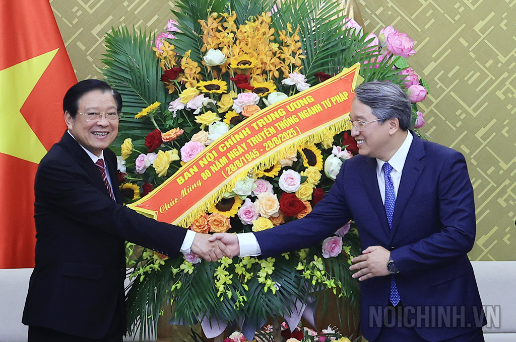 Đồng chí Phan Đình Trạc, Ủy viên Bộ Chính trị, Bí thư Trung ương Đảng, Trưởng Ban Nội chính Trung ương chúc mừng Bộ Tư pháp