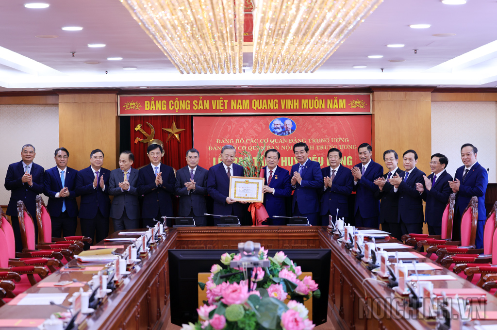 Các đồng chí dự Lễ chúc mừng đồng chí Phan Đình Trạc