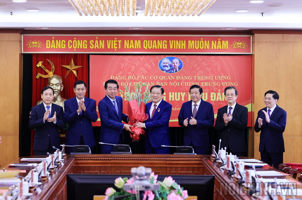 Các đồng chí lãnh đạo Ban Nội chính Trung ương chúc mừng đồng chí Phan Đình Trạc