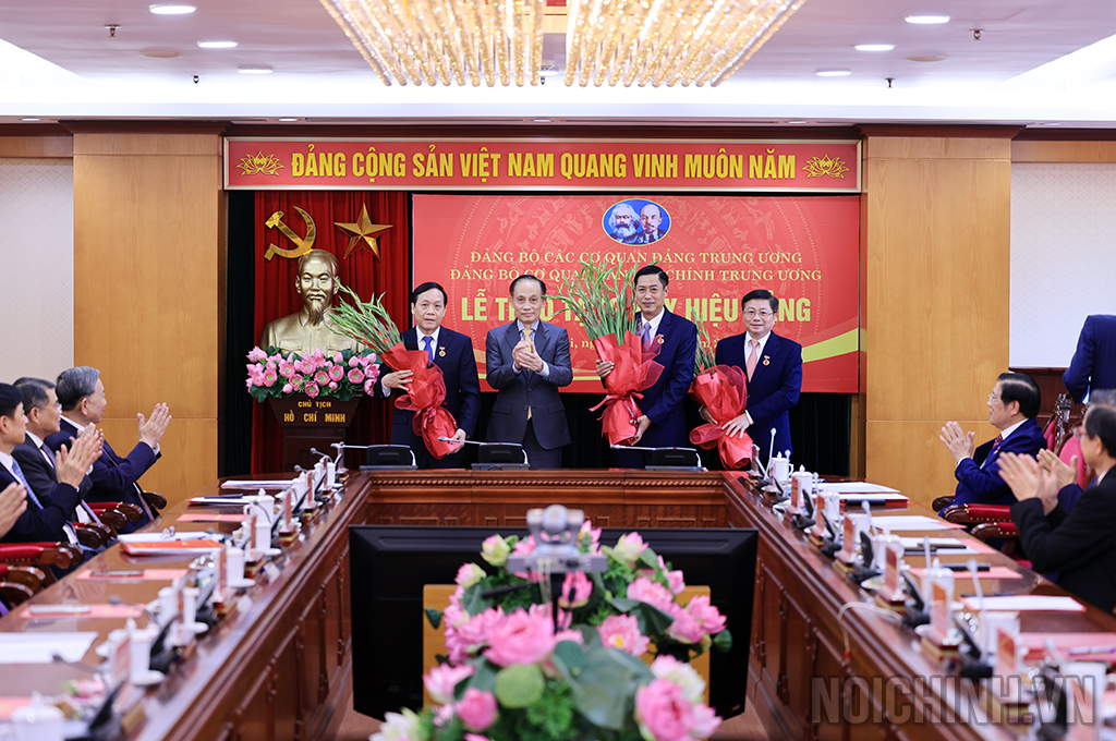 Đồng chí Lê Hoài Trung, Bí thư Trung ương Đảng, Chánh Văn phòng Trung ương Đảng, Phó Bí thư Đảng ủy các cơ quan Đảng Trung ương trao huy hiệu và chúc mừng các đồng chí: Nguyễn Hữu Đông, Ủy viên Trung ương Đảng, Phó trưởng Ban Nội chính Trung ương 30 năm tuổi Đảng; Nguyễn Thanh Hải, Phó Trưởng Ban Nội chính Trung ương 35 năm tuổi Đảng; Nguyễn Văn Mạnh, Phó Vụ trưởng Vụ Địa phương II, Ban Nội chính Trung ương 30 năm tuổi Đảng