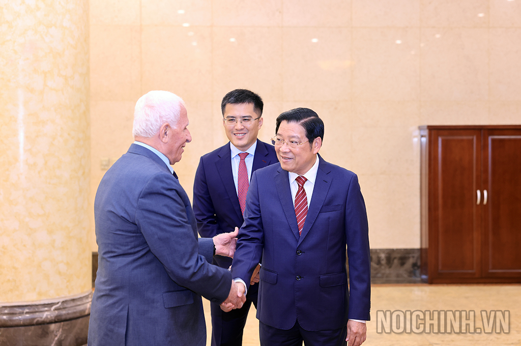 Đồng chí Phan Đình Trạc, Ủy viên Bộ Chính trị, Bí thư Trung ương Đảng, Trưởng Ban Nội chính Trung ương đón tiếp đồng chí Azzam Al Ahmad, Tổng Thư ký Tổ chức giải phóng Palestine (PLO)