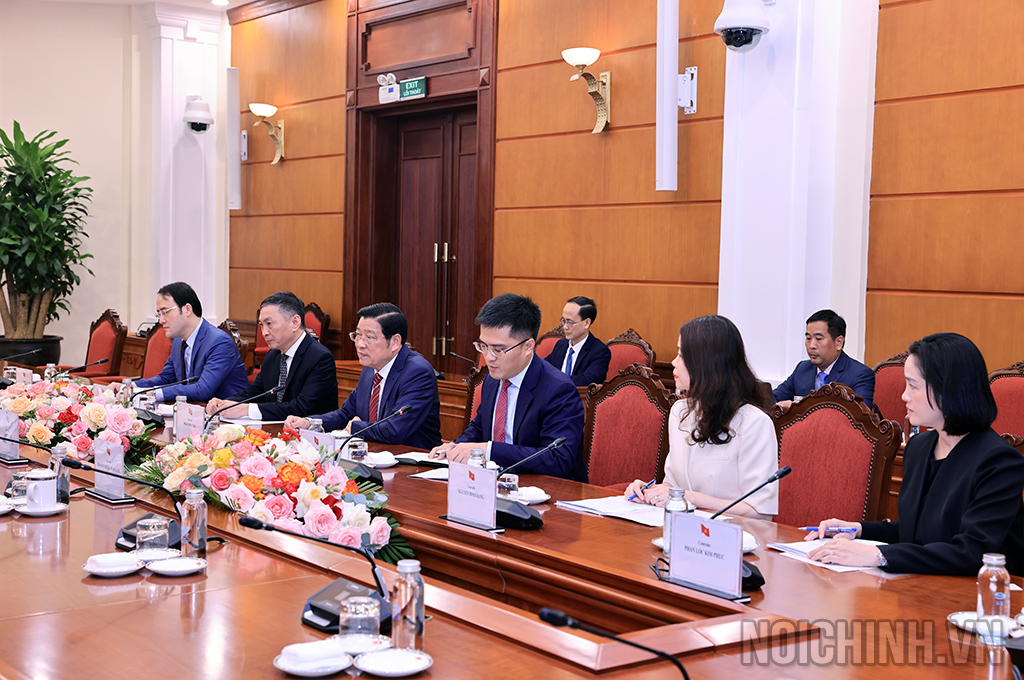 Hai bên tại buổi tiếp