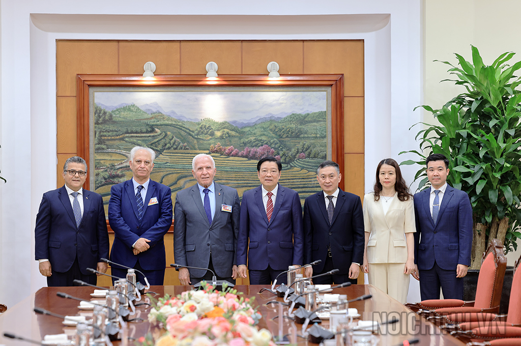 Hai bên chụp ảnh lưu niệm