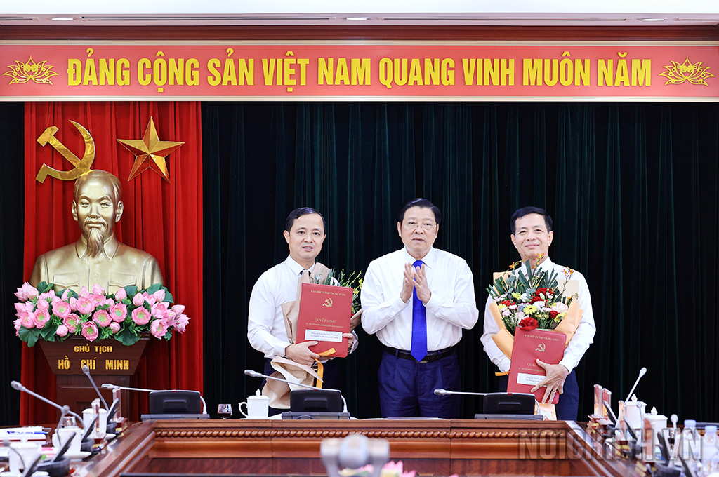 Đồng chí Phan Đình Trạc, Ủy viên Bộ Chính trị, Bí thư Trung ương Đảng, Trưởng Ban Nội chính Trung ương trao Quyết định và tặng hoa chúc mừng đồng chí Nguyễn Đại Nghĩa và đồng chí Nguyễn Xuân Trường