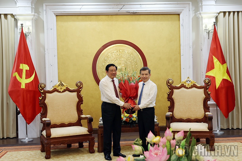 ồng chí Phan Đình Trạc, Uỷ viên Bộ Chính trị, Bí thư Trung ương Đảng, Trưởng Ban Nội chính Trung ương tặng hoa chúc mừng 80 năm Ngày truyền thống Toà án nhân dân (13/9/1945-13/9/2025)