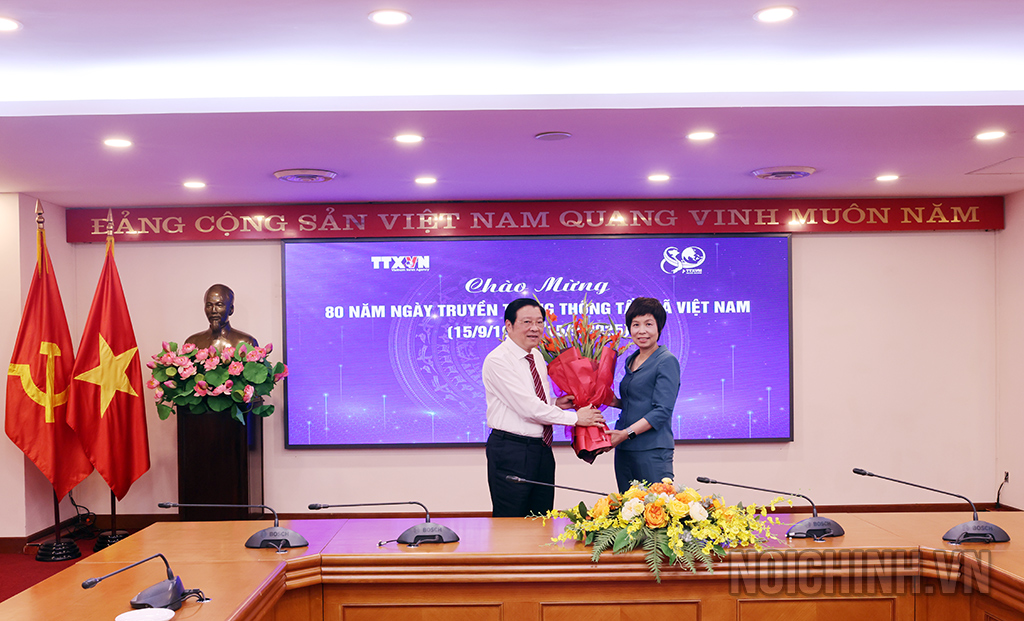 Đồng chí Phan Đình Trạc, Ủy viên Bộ Chính trị, Bí thư Trung ương Đảng, Trưởng Ban Nội chính Trung ương tặng hoa chúc mừng 80 năm Ngày truyền thống Thông tấn xã Việt Nam (15/9/1945-15/9/2025)