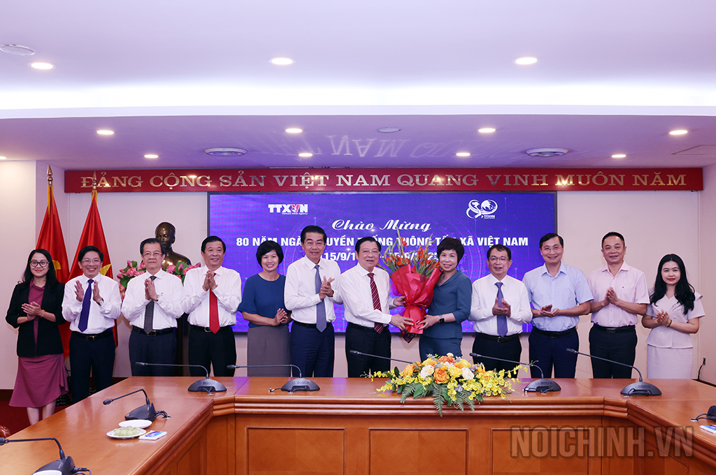 Đồng chí Phan Đình Trạc, Ủy viên Bộ Chính trị, Bí thư Trung ương Đảng, Trưởng Ban Nội chính Trung ương cùng tập thể lãnh đạo Ban Nội chính Trung ương chúc mừng Thông tấn xã Việt Nam