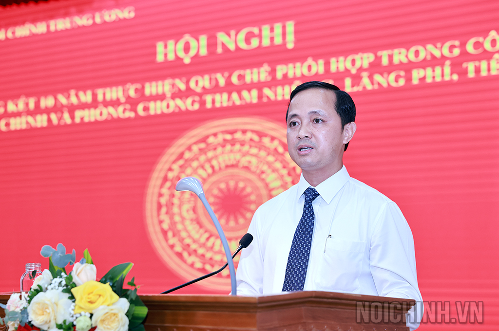 Đồng chí Nguyễn Xuân Trường, Vụ trưởng Vụ Cơ quan nội chính, Ban Nội chính Trunng ương trình bày báo cáo tổng kết 