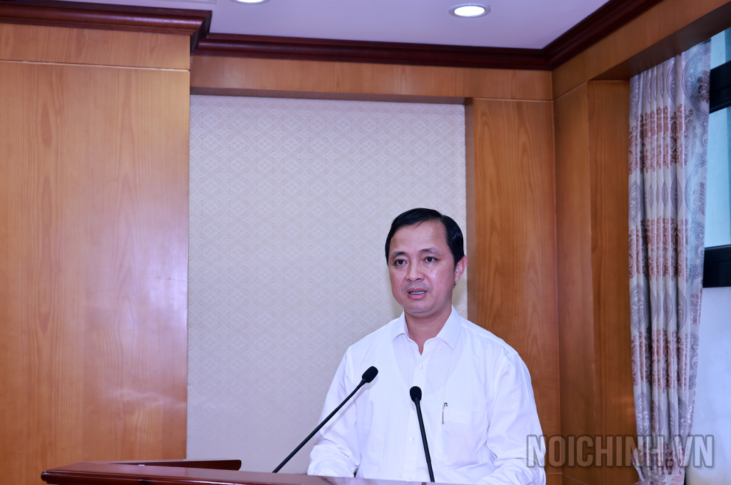 Đồng chí Nguyễn Xuân Trường, Vụ trưởng Vụ Cơ quan nội chính, Ban Nội chính Trung ương trình bày báo cáo 