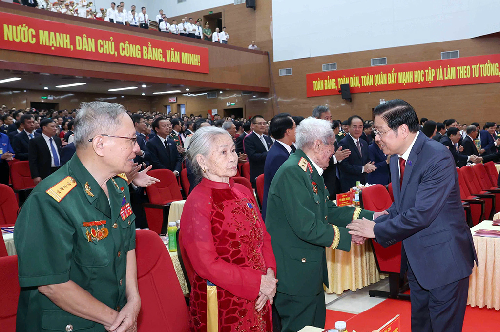 Đồng chí Phan Đình Trạc, Ủy viên Bộ Chính trị, Bí thư Trung ương Đảng, Trưởng Ban Nội chính Trung ương gặp gỡ các đại biểu dự Đại hội