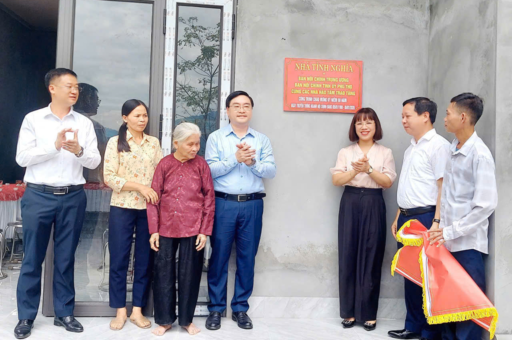 Đồng chí Quách Thế Ngọc, Ủy viên Ban Thường vụ Tỉnh ủy, Trưởng Ban Nội chính Tỉnh ủy Phú Thọ và đại diện Ngân hàng Nhà nước Khu vực 4 cùng lãnh đạo xã Sơn Lương trao tặng Nhà tình nghĩa