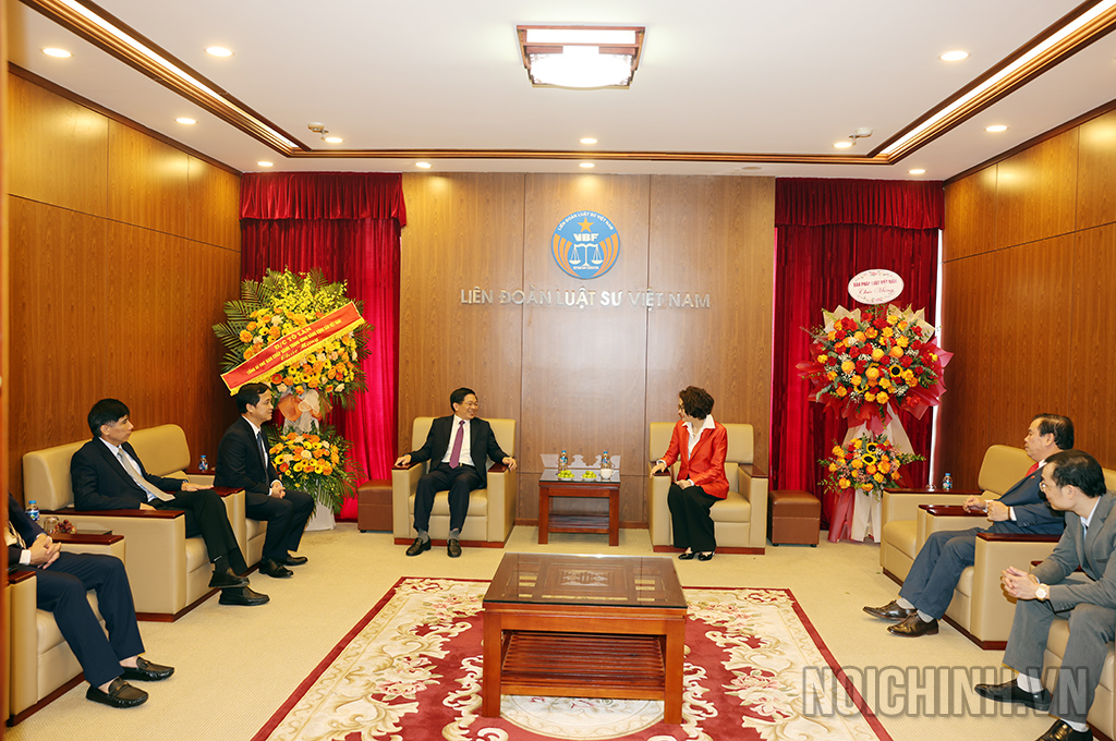 Đồng chí Đặng Văn Dũng, Phó Trưởng Ban Nội chính Trung ương và Đoàn công tác chúc mừng Liên đoàn Luật sư Việt Nam