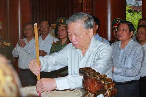 Đồng chí Tổng Bí thư Tô Lâm dâng hương tưởng niệm Chủ tịch Hồ Chí Minh tại Khu di tích Kim Liên (Nam Đàn, Nghệ An)
