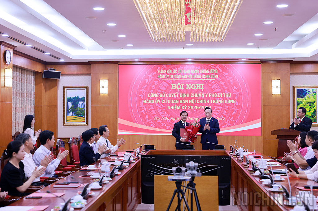 Đồng chí Đỗ Việt Hà, Phó Bí thư Đảng ủy các cơ quan Đảng Trung ương trao Quyết định, tặng hoa chúc mừng đồng chí Nguyễn Xuân Trường