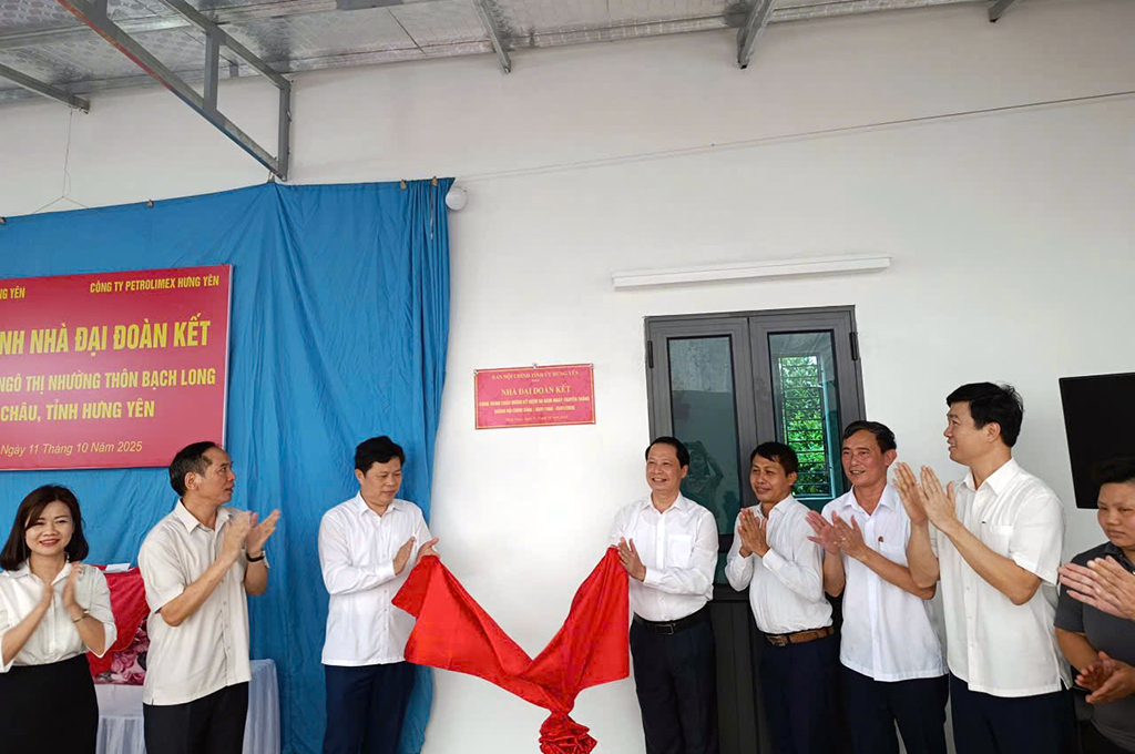 Các đồng chí Lãnh đạo tỉnh gỡ băng khánh thành nhà đại đoàn kết