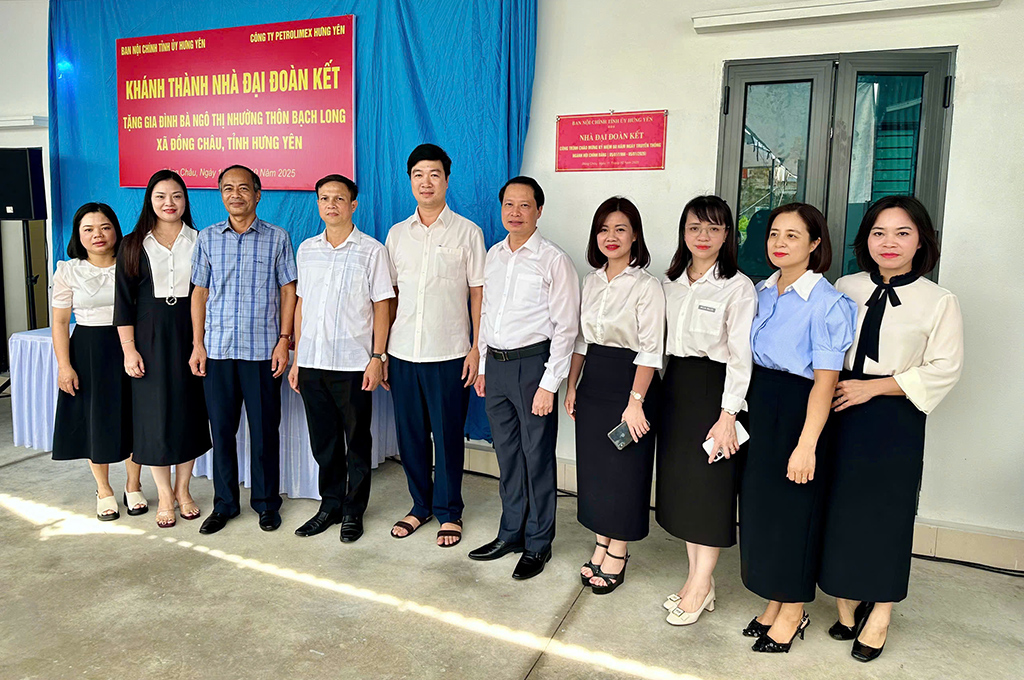 Lãnh đạo, cán bộ, công chức Ban Nội Chính Tỉnh ủy Hưng Yên chụp ảnh lưu niệm tại buổi Lễ