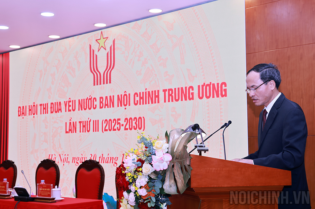 Đồng chí Tạ Văn Giang, Chánh Văn phòng Ban Nội chính Trung ương công bố các quyết định khen thưởng