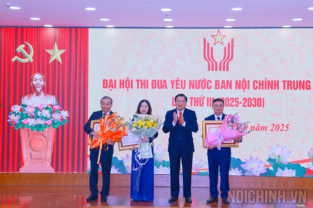 Đồng chí Phan Đình Trạc, Ủy viên Bộ Chính trị, Bí thư Trung ương Đảng, Trưởng Ban Nội chính Trung ương trao Bằng khen của Thủ tướng Chính phủ và tặng hoa chúc mừng Vụ Nghiên cứu tổng hợp, Vụ Theo dõi công tác phòng, chống tham nhũng, lãng phí, tiêu cực và Vụ Cải cách tư pháp có nhiều thành tích trong công tác góp phần vào sự nghiệp xây dựng chủ nghĩa xã hội và bảo vệ Tổ quốc