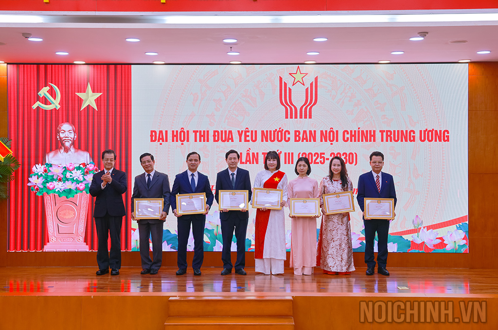 Đồng chí Lê Hồng Quang, Ủy viên Trung ương Đảng, Phó Trưởng Ban Nội chính Trung ương trao Bằng khen của Trưởng Ban Nội chính Trung ương và tặng hoa chúc mừng các tập thể có thành tích xuất sắc trong thực hiện các phong trào thi đua yêu nước của Ban Nội chính Trung ương