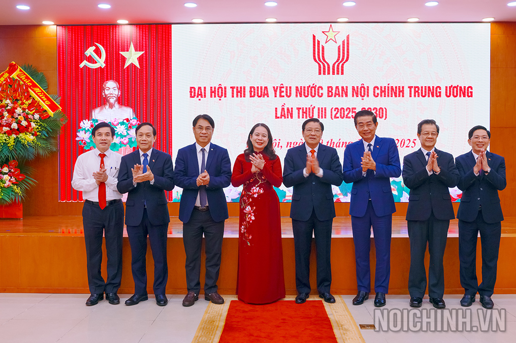 Đồng chí Võ Thị Ánh Xuân, Ủy viên Trung ương Đảng, Phó Chủ tịch nước Cộng hòa xã hội chủ nghĩa Việt Nam, Phó Chủ tịch thứ nhất Hội đồng Thi đua - Khen thưởng Trung ương và đại biểu dự Đại hội chụp ảnh lưu niệm với lãnh đạo Ban Nội chính Trung ương