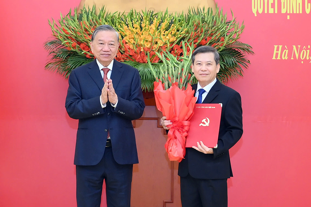 Đồng chí Tổng Bí thư Tô Lâm trao quyết định điều động, phân công, bổ nhiệm đồng chí Lê Minh Trí giữ chức Phó Trưởng Ban Thường trực Ban Nội chính Trung ương