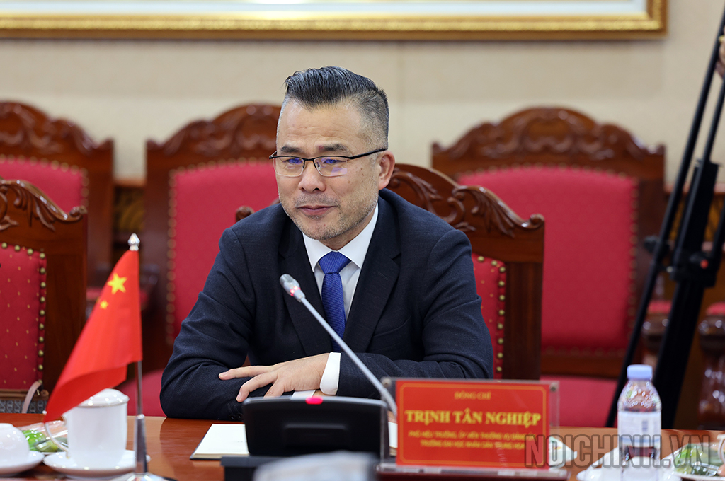 Đồng chí Trịnh Tân Nghiệp, Phó Hiệu trưởng, Ủy viên Thường vụ Đảng ủy Trường Đại học Nhân dân Trung Quốc tại buổi làm việc
