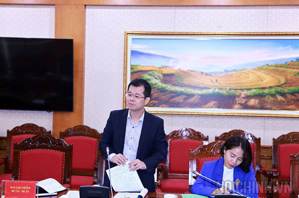 Đồng chí TS. Nguyễn Hà Thanh, Phó Vụ trưởng, Phó Chủ nhiệm Đề tài “Sự lãnh đạo của Đảng đối với công tác phòng, chống tham nhũng, tiêu cực trong các cơ quan tư pháp - Thực trạng và giải pháp” trình bày báo cáo tóm tắt Đề án tại Hội đồng nghiệm thu