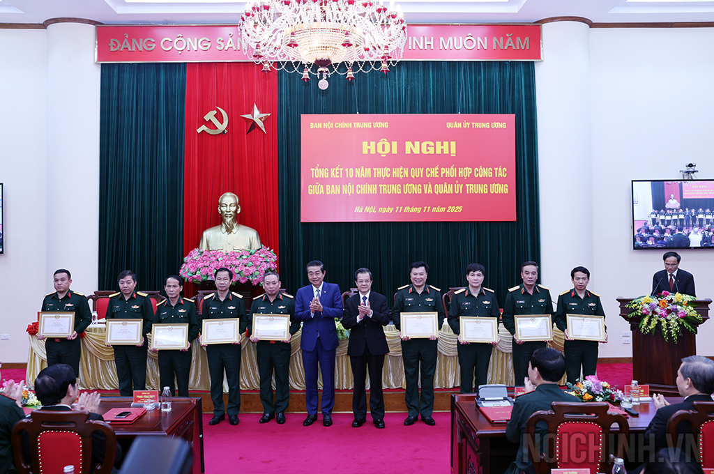 Đồng chí Võ Văn Dũng, Ủy viên Trung ương Đảng, Phó Trưởng Ban và đồng chí Lê Hồng Quang, Ủy viên Trung ương Đảng, Phó Trưởng Ban Nội chính Trung ương trao Bằng khen của Trưởng Ban Nội chính Trung ương tặng các cá nhân có thành tích xuất sắc trong công tác phối hợp