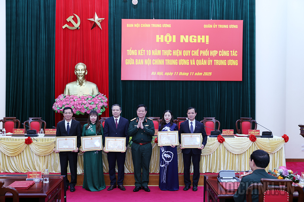 Đồng chí Đại tướng Nguyễn Trọng Nghĩa, Ủy viên Bộ Chính trị, Bí thư Trung ương Đảng, Ủy viên Ban Thường vụ Quân ủy Trung ương, Chủ nhiệm Tổng cục Chính trị Quân đội Nhân dân Việt Nam trao Bằng khen của Bộ trưởng Bộ Quốc phòng tặng các tập thể của Ban Nội chính Trung ương có thành tích xuất sắc trong công tác phối hợp
