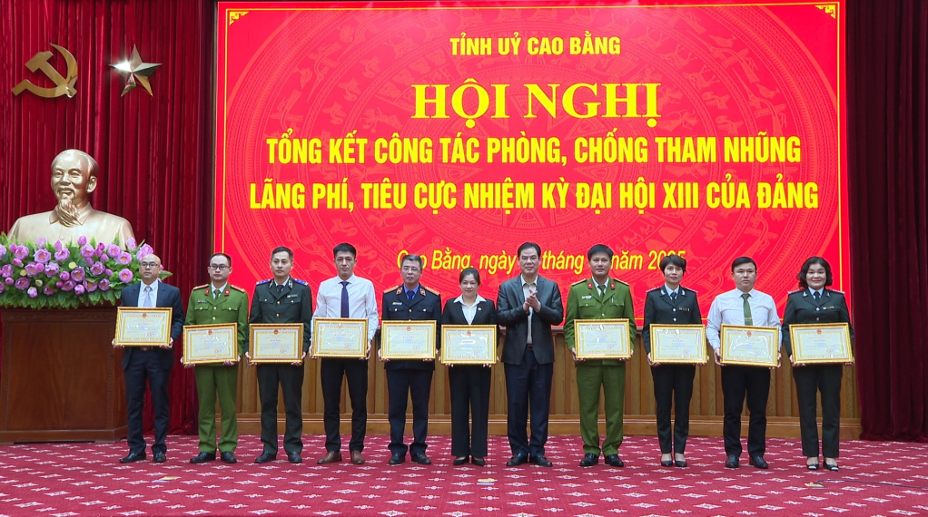 Đồng chí Vũ Hồng Quang, Phó Bí thư Tỉnh ủy trao Bằng khen cho 10 cá nhân có thành tích xuất sắc, tiêu biểu trong công tác phòng, chống tham nhũng, lãng phí, tiêu cực nhiệm kỳ Đại hội XIII của Đảng (2021-2025)