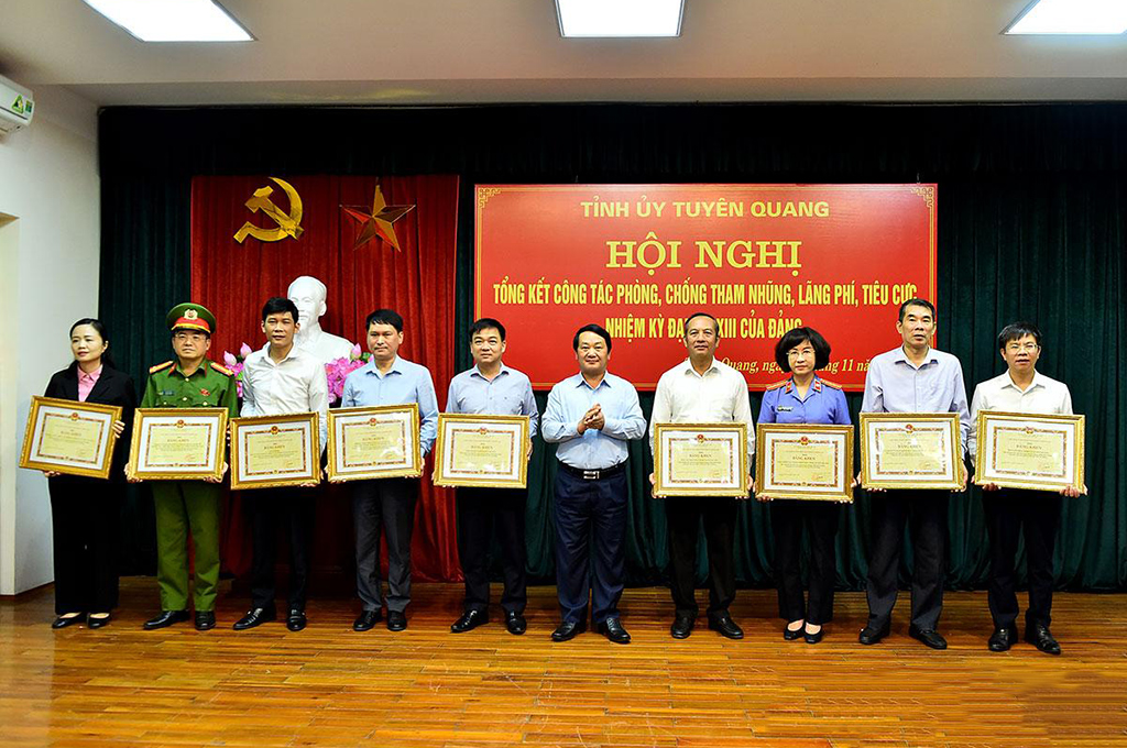 Đồng chí Bí thư Tỉnh ủy Hầu A Lềnh trao Bằng khen của Chủ tịch UBND tỉnh cho các tập thể đạt thành tích xuất sắc trong công tác phòng, chống tham nhũng, lãng phí, tiêu cực