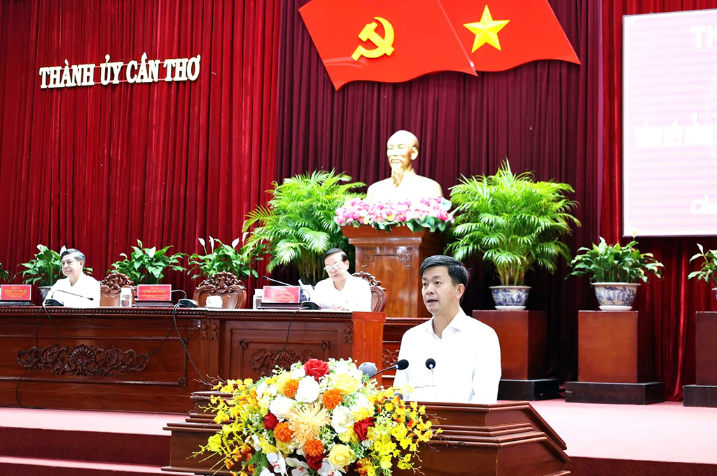 Đồng chí Lê Quang Tùng, Ủy viên Trung ương Đảng, Bí thư Thành ủy Cần Thơ phát biểu tại Hội nghị