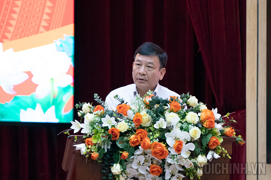 Đồng chí Bùi Thắng, Phó Bí thư Tỉnh ủy Lâm Đồng trình bày góp ý tại Hội nghị